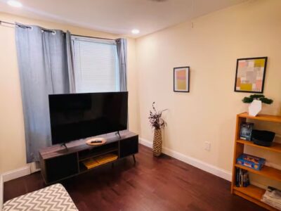 Cozy and Quaint 1 Bedroom w/Backyard